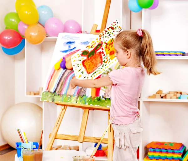 Pintura infantil no cavalete na escola — Fotografia de Stock