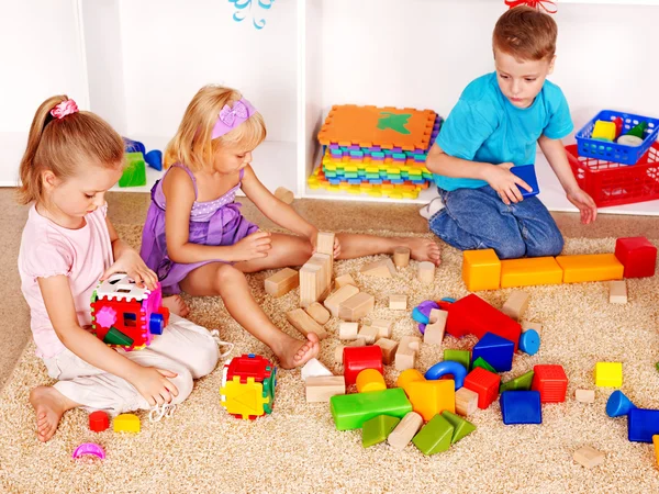 Дети играют в строительный набор — стоковое фото
