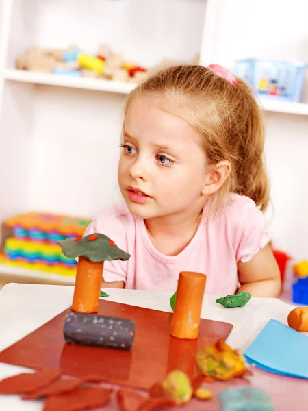 Kind plasticine spelen in de kleuterschool — Stockfoto