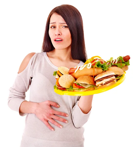 Frau hält Hamburger. — Stockfoto
