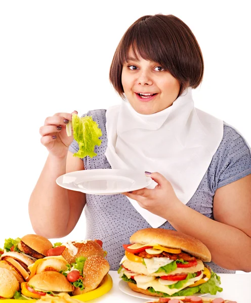Vrouw kiezen tussen fruit en hamburger. — Stockfoto