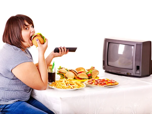 Frau isst Fast Food und schaut fern. — Stockfoto