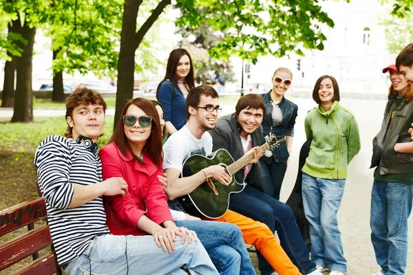 Grupa w mieście parku słuchać muzyki. — Zdjęcie stockowe