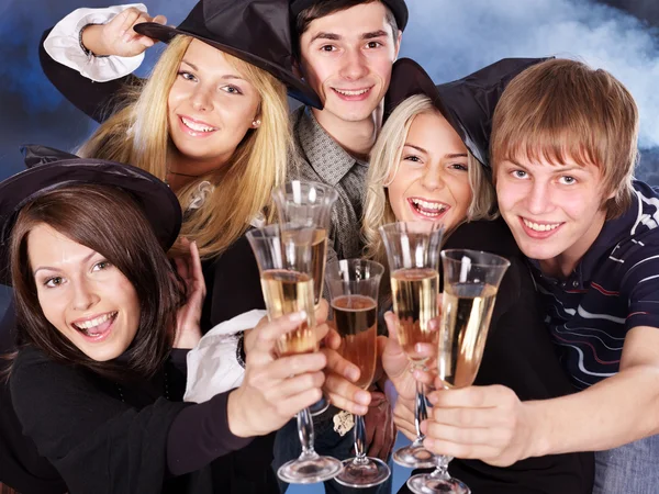Şampanya içmek genç grup. — Stok fotoğraf