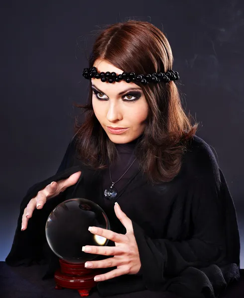 Donna con sfera di cristallo . — Foto Stock