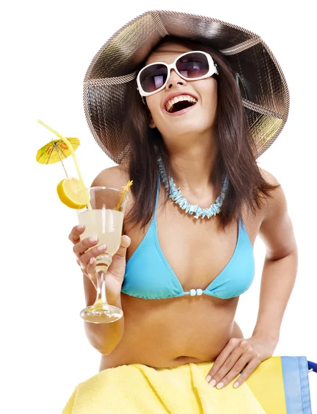 Fille en bikini boire du jus à travers la paille . — Photo