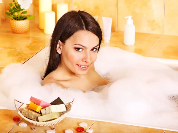 Tomar baño de mujer jovenjonge vrouw nemen bad. — Stockfoto