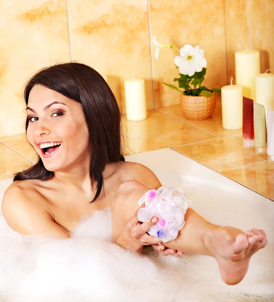 Mulher relaxante em Bubble Bath . — Fotografia de Stock