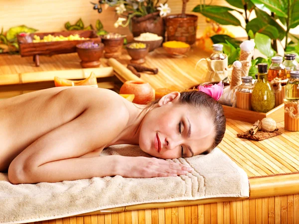 Жінка отримує масаж в бамбуковому спа-центрі . — стокове фото