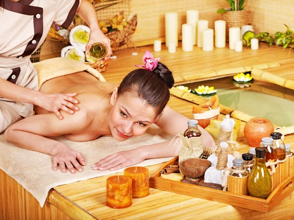 Kvinna får massage i bambu spa. — Stockfoto