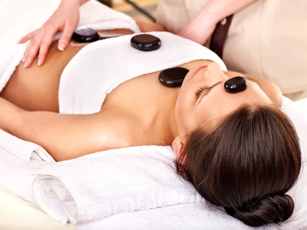 Kvinna får sten terapi massage . — Stockfoto