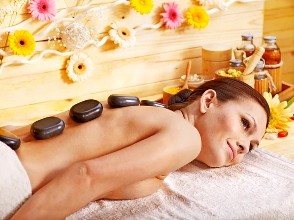 Vrouw krijgen stenen therapie massage . — Stockfoto