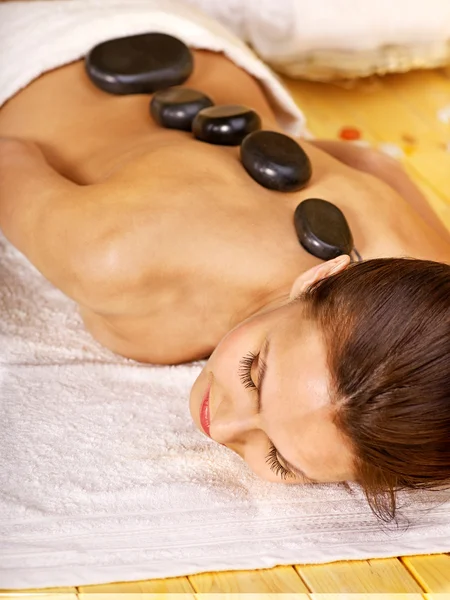 Femme obtenir massage de thérapie de pierre  . — Photo