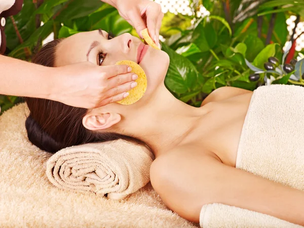 Mujer recibiendo masaje facial  . —  Fotos de Stock