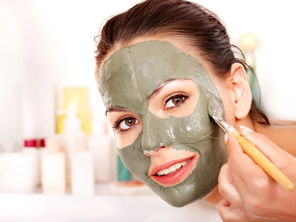 Clay facial mask in beauty spa. — Stock Photo, Image