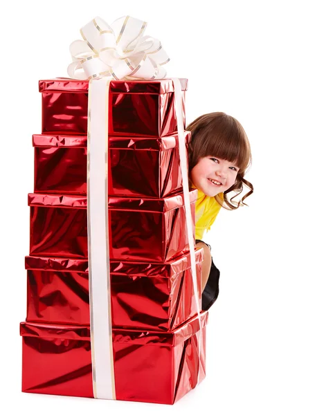Criança em chapéu de Santa com caixa de presente pilha. Isolados . — Fotografia de Stock