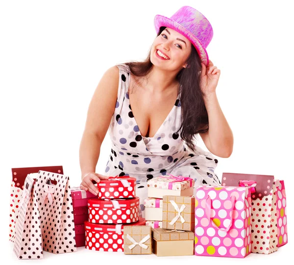 Vrouw met de doos van de gift op verjaardagsfeestje. — Stockfoto