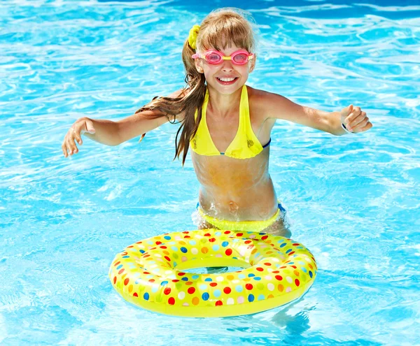 Kind in zwembad. — Stockfoto