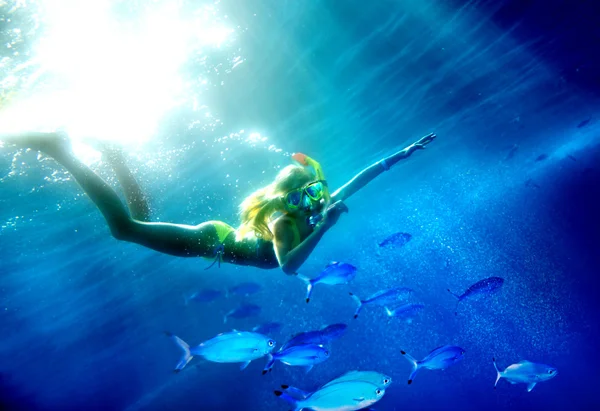 Mergulhador de crianças com peixes de coral de grupo . — Fotografia de Stock