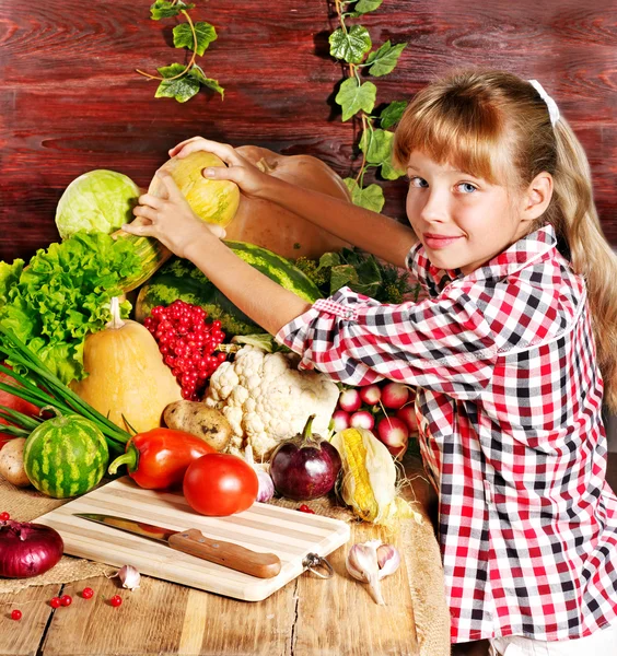 Dítě se zeleninou na kuchyň. — Stock fotografie