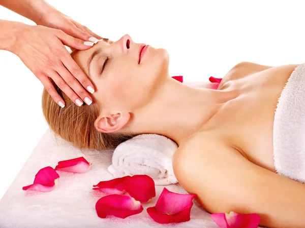 Donna ottenere massaggio facciale  . — Foto Stock