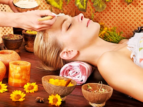 Mujer recibiendo masaje facial  . —  Fotos de Stock