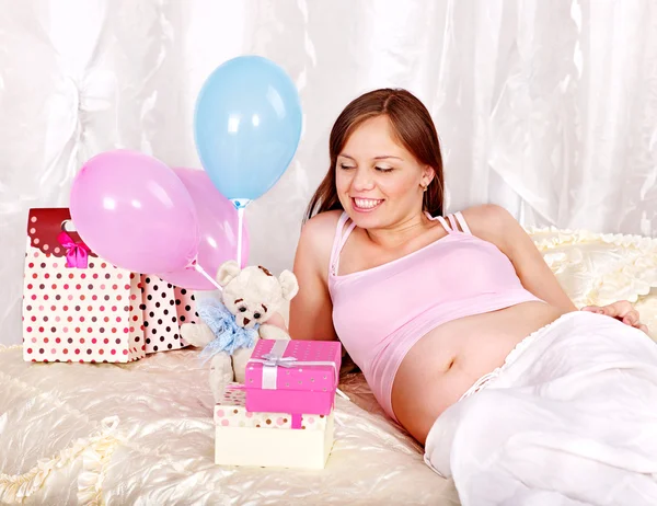 Vrouw op haar baby shower. — Stockfoto