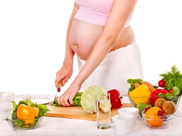 Беременная женщина готовит еду  . — стоковое фото