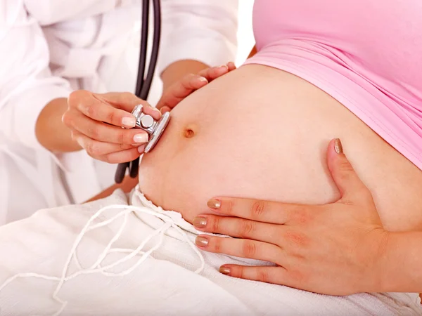 Беременная женщина с доктором  . — стоковое фото