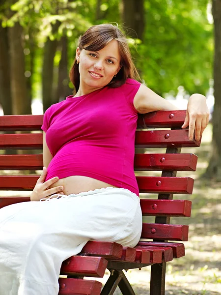 Pregnant woman outdoor. — Stock Photo, Image