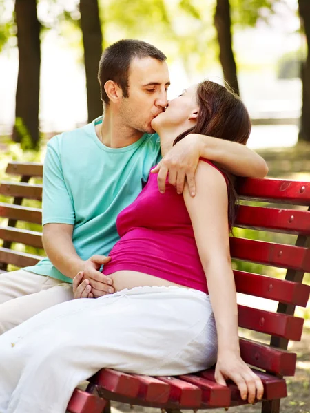 Schwangere Frau mit Mann im Freien. — Stockfoto