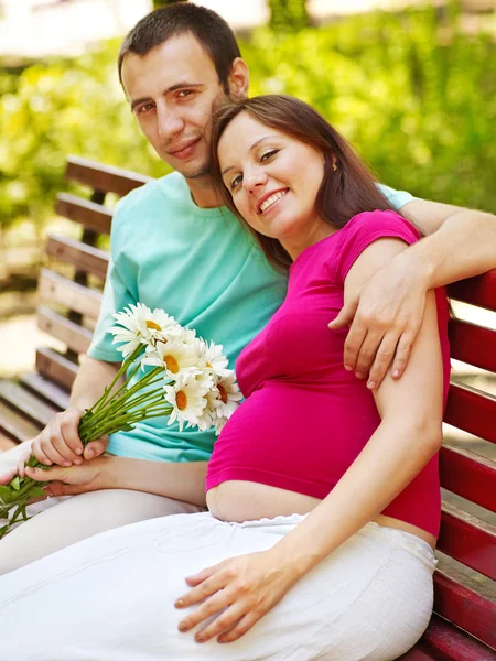 Femme enceinte avec homme en plein air . — Photo