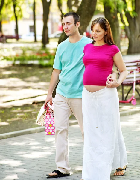 Mulher grávida com homem ao ar livre . — Fotografia de Stock