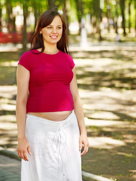 Szabadtéri terhes nő. — Stock Fotó