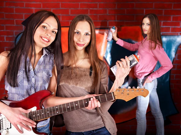 Grupp med gitarr. — Stockfoto