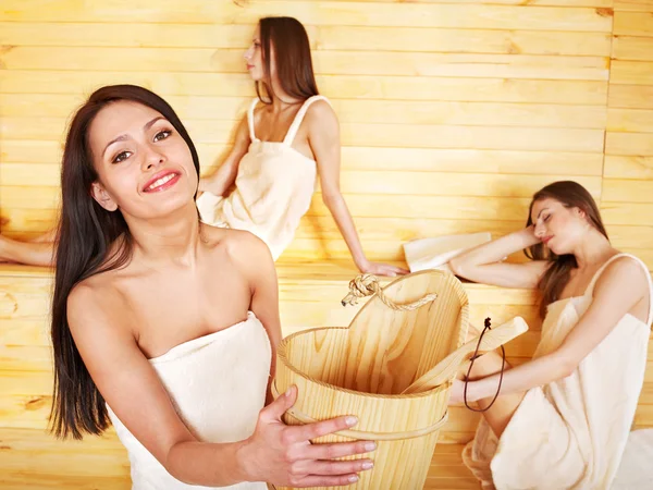 Vrouw ontspannen in sauna. — Stockfoto