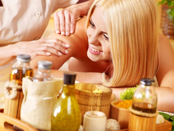 Donna ottenere massaggio  . — Foto Stock