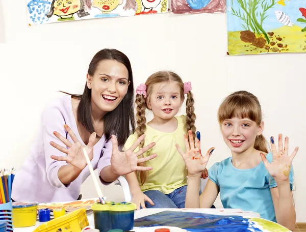 Malarstwo w przedszkolu dziecko. — Zdjęcie stockowe