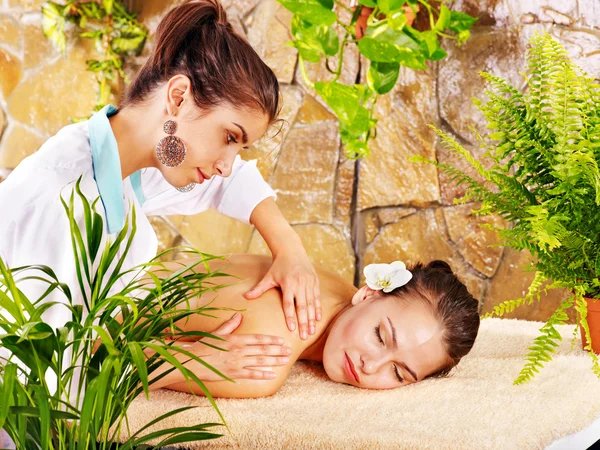Vacker ung kvinna får massage i spa. — Stockfoto