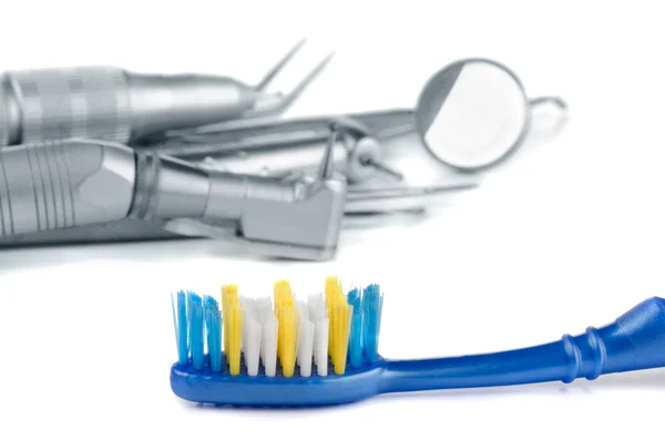 Зубна щітка та зубні інструменти — стокове фото