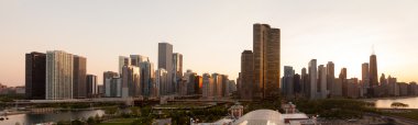 navy pier chicago üzerinde günbatımı