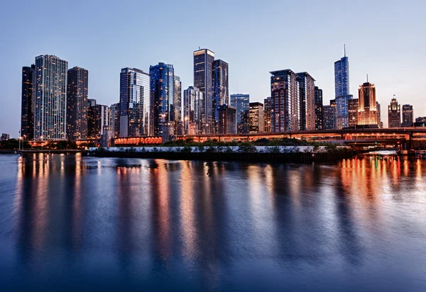 Solnedgång över chicago från navy pier — Stockfoto