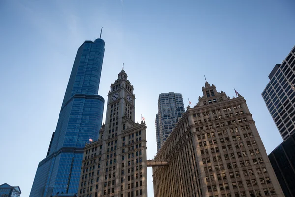 Bâtiment Wrigley et tour Trump Chicago — Photo