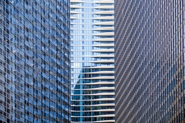 Výrazný hotel mezi mrakodrapy — Stockfoto