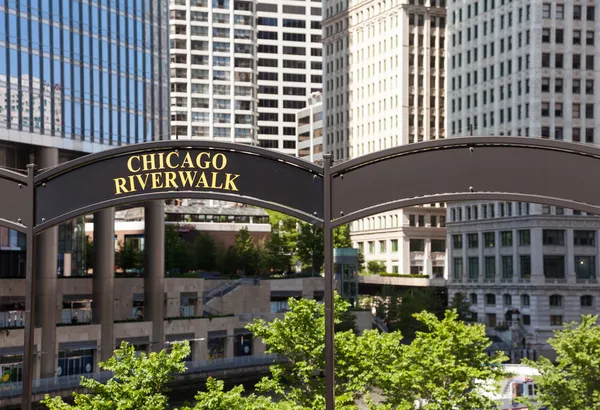 Tribünenturm von Chicago und Flusswanderung — Stockfoto