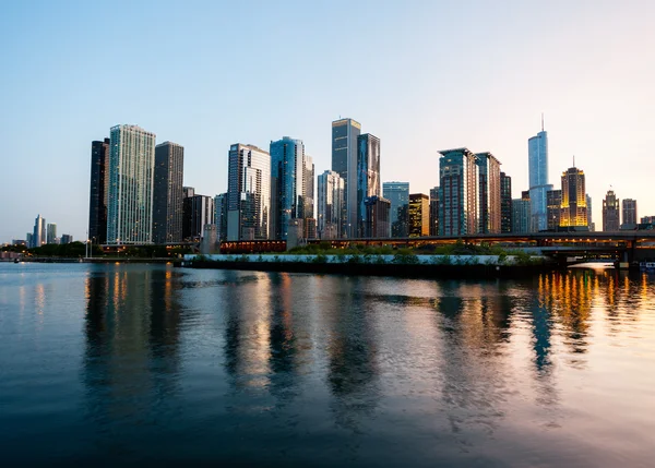 Solnedgång över chicago från navy pier — Stockfoto