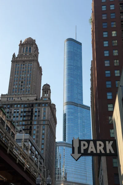 Ατού ξενοδοχείο πύργους πάνω από το κέντρο του Σικάγο — Φωτογραφία Αρχείου
