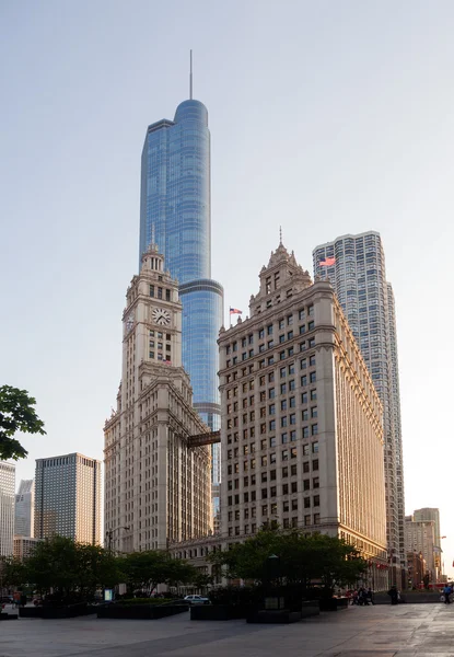 Edifício Wrigley e torre Trump Chicago — Fotografia de Stock