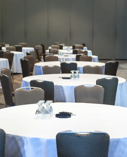 Sala conferenze vuota con tavoli — Foto Stock