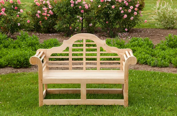Krzesło tekowe lub ławce na zielony trawnik — Zdjęcie stockowe